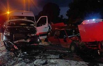 Manavgat’ta tur minibüsü ile otomobil çarpıştı: 4 yaralı