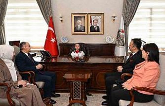 Manisa’da Valilik makamı minik Mehlika’ya emanet