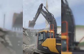 Maraş depremlerinde ağır hasar alan cami yıkıldı