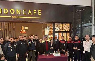 Mardin’de kavga ihbarına giden polislere sürpriz kutlama