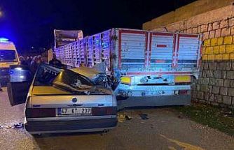 Mardin’de park halindeki tıra çarpan otomobilde 5 kişi yaralandı