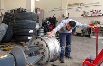 Mersin’de kamyon lastiği şişirirken patladı: O anlar kamerada