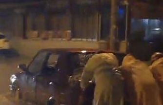 Minibüste mahsur kalan 4 kişiyi itfaiye kurtardı