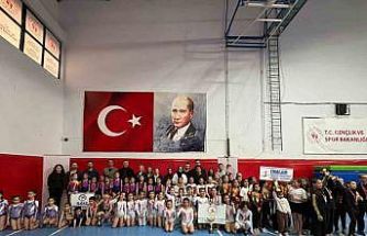 Minik cimnastikçilerden 23 Nisan için Alaşehir’de yarıştı