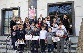 Minik öğrenciler kütüphane ziyaretinde kitap bağışında bulundu