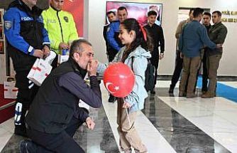 Minik öğrencilerden Emniyet Müdürlüğüne Polis Haftası ziyareti