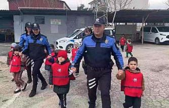 Minik öğrencilerden emniyete ziyaret