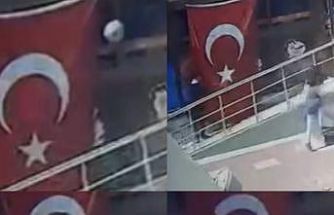 Minik öğrencilerin bayrak hassasiyeti: Topun çarptığı bayrağı öptüler