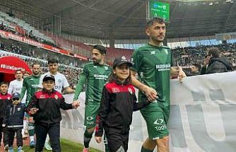 Minik taraftarlar Polis Haftası kapsamında üniforma ile sahaya çıktı