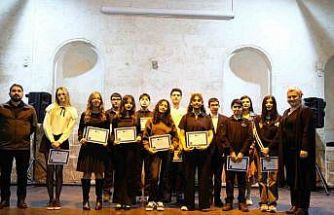 Minik ve genç piyanistler sahnede göz doldurdu