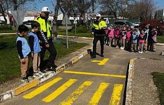 Minikler trafiği eğlenerek öğrendi