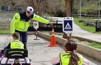 Minikler trafik güvenliğini jandarmadan öğrendi