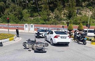 Motosiklet ile otomobil çarpıştı, 2 genç yaralandı