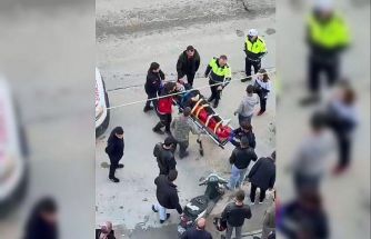 Motosiklet park halindeki otomobile çarptı: 1 yaralı