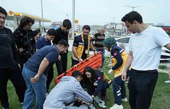 Motosiklete çarpan hafif ticari araç takla attı: Yaralı sürücünün yardımına vatandaşlar koştu