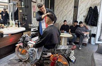 Motosikleti berber koltuğuna dönüştürdü, gençler sıraya girdi