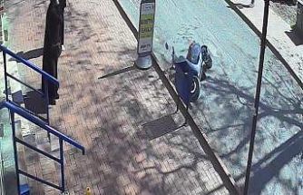 Motosikletli yayadan kaçarken kaza yaptı