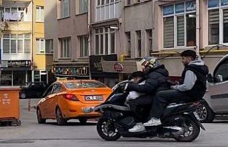 Motosiklette üç kişilik tehlikeli yolculuk