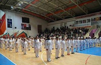 Muş’ta 300 karateciden öğretmenlerine anlamlı sürpriz