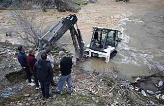 Mutki’de dereye kapılan kepçe kurtarıldı