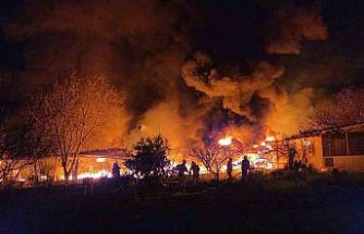 Muz deposu alevlere teslim oldu: 3 saatte kontrol altına alındı