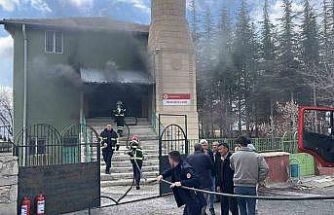 Niğde’de camide yangın, ekiplerin müdahalesi sürüyor