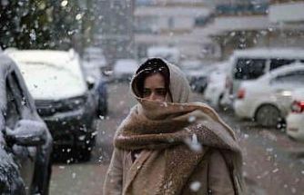 Nisan ayında lapa lapa kar yağışı: Kent merkezini beyaza bürüdü