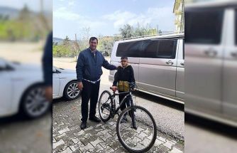 Ödülünü depremzede çocuğa hediye etti