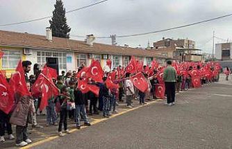 Öğrenciler okula bayrak ve çiçeklerle gitti