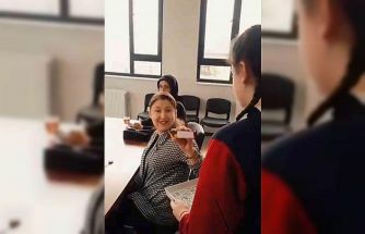 Öğrencilerden anlamlı mesaj: "Öğretmene silah değil, çikolata uzatılır"