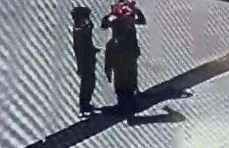 Öğrencilerin duygulandıran bayrak hassasiyeti: Düşen bayrağı yerden alıp öptü