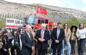 Öğretmen adayları fidanları toprakla buluşturdu