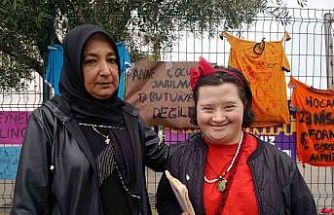 Öğretmen Ayla Kara’nın yakınları okulda dua etti