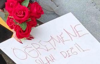 Öğretmen ve öğrenciler çiçeklerle karşılandı