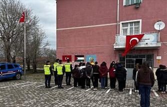 Okullarda öğrenciler Türk Bayrağı ile karşılandı