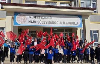 Okullarda Türk bayraklı tören