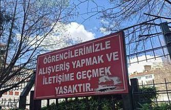 Okulun bahçesindeki çevre tellerine asılan ’iletişim’ yasağı notu dikkat çekti