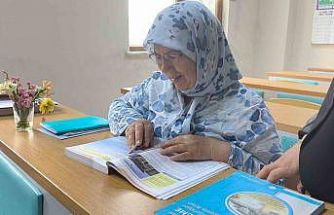 Okuma aşkı yarım kalmadı 66 yaşında okuryazar oldu