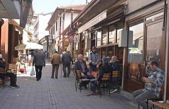 Ölen müşterilerinin hatıralarını kıraathanenin duvarında yaşatıyor