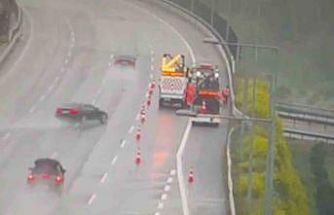 Önce bariyere, ardından otoyol çalışanlarına çarptı: O anlar kamerada