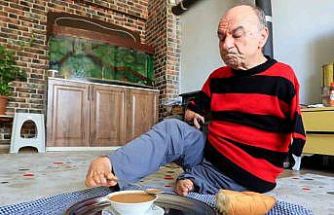 Onu görenler azmine hayran kalıyor: Ayaklarıyla tıraş oluyor, yemek yiyor, para üstü veriyor