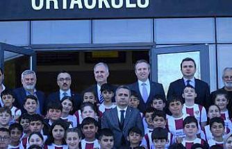 OSB Ortaokulunda bin 100 öğrenciye İnegölspor forması dağıtıldı