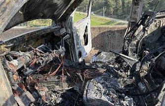 Osmaniye’de pikap alev alev yandı, sürücü son anda kurtuldu