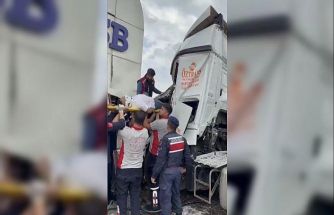 Osmaniye’de tır OSB giriş kapısına çarptı, sürücü kabinde sıkıştı