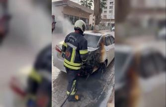 Osmaniye’de yanan otomobile ilk müdahaleyi trafik polisi yaptı