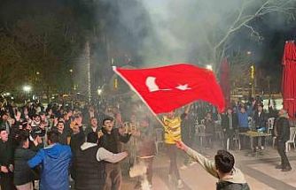 Osmaniyeliler meşalelerle tarihi zaferi kutladı