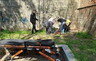 Ot toplamak istedi, 5 metreden aşağı düştü