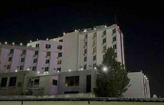 Otelin bahçesinde park halindeki karavan alev alev yandı