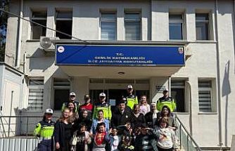 Otizm farkındalığı için jandarmayı ziyaret ettiler