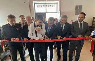 Otizmli iki gencin ilk kişisel resim sergisi: "Renklerle Konuşuyoruz"